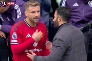 全隊(duì)?wèi)c祝姆伯莫進(jìn)球時(shí)，阿莫林急忙找到盧克肖耳語布置