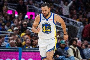 回到熟悉的領(lǐng)域5成勝率……勇士開局4勝1負(fù) 隨后1勝4負(fù) 目前5-5