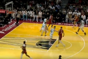 亂箭穿心！維金斯追身三分再進(jìn) 熱火單節(jié)命中第10記三分！