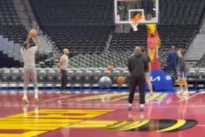 勇記：巴特勒進(jìn)行了賽前投籃訓(xùn)練 因下背部酸痛仍被列為出戰(zhàn)成疑