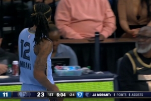 太秀了！莫蘭特眼花繚亂控球到籃下得分 半節(jié)8分5助