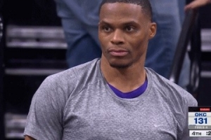 垃圾時間了！國王替補席威少一臉嚴肅&施羅德?lián)u頭