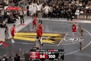 都是前勇士鋒線！巴恩斯大空位三分命中 回頭又造了KD進(jìn)攻犯規(guī)