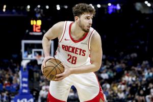 外線沒譜！申京半場8中3拿到6分5助 三分3中0