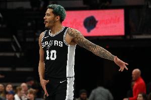 都挺拼！索漢和費(fèi)爾斯搶地板球發(fā)生小口角 但很快被裁判分開(kāi)