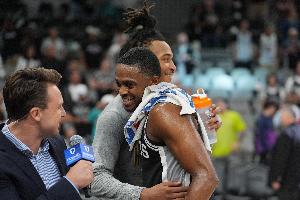 張佳瑋：福克斯復出馬刺贏球完美的一天 文班可以不那么在意得分