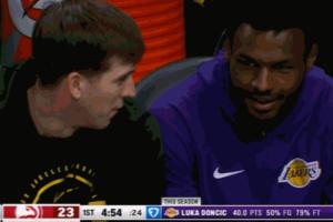 聊啥呢？東契奇罰球不進(jìn) 里夫斯和布朗尼小聲蛐蛐 后者會(huì)心一笑