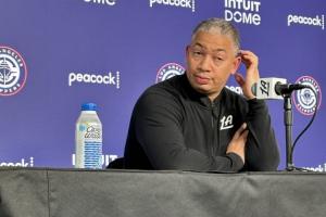 ??開始擺爛！小吧看到盧生氣又無奈 竟吹著口哨走出采訪室