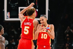 殘陣?yán)销棻緢鏊统?7次助攻 三分命中率41% 且逼出湖人19次失誤