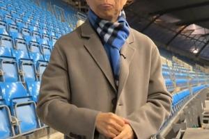 一本正經(jīng)！詹俊帶藍(lán)色圍巾：咪咕的待遇比天空電臺還要“高”??