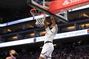 直殺籃下！小瓊斯突破上籃無懼補(bǔ)防打成2+1