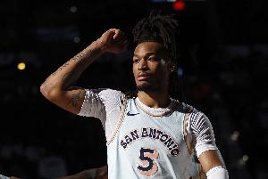 卡斯?fàn)柋晨勘乘统?7次助攻 米奇·約翰遜：專注做好這些并不容易