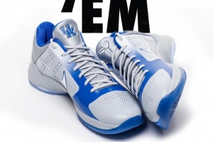 灰藍(lán)色調(diào)！肯塔基的又一款科比球鞋Kobe 5 PE！