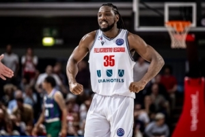 法里埃德與帕納辛納科斯簽的合同是2個月 屆時看表現決定能否留隊