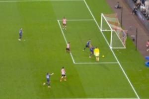 名場面！拉亞撲出布羅比近距離射門后“脫線”，隊友提醒下沒收球