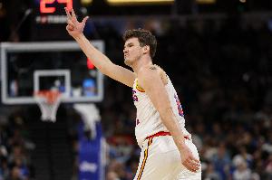 可圈可點！波斯特半場7中3貢獻9分4板2助 正負(fù)值+9