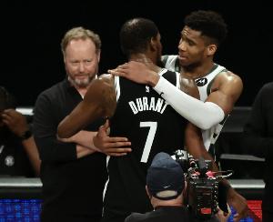 字母哥三個賽季場均得分過30 KD僅2次 上次KD得分多過字母是9年前