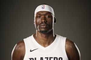 你也沒啥用！里斯出戰(zhàn)3分50秒顆粒無收僅有3次犯規(guī) 正負值-4