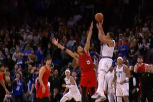 ??救贖一戰(zhàn)！貝恩1.9秒接球漂移三分一箭穿心！壓哨絕殺！