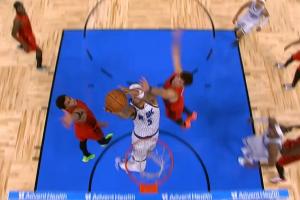 ??落后2分 班凱羅殺入內線1打2還造成犯規(guī) 但罰球不中……