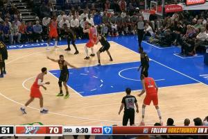 ??裁判下半場3分鐘內(nèi)連吹庫里2個犯規(guī) 庫里已經(jīng)5犯但科爾不換人