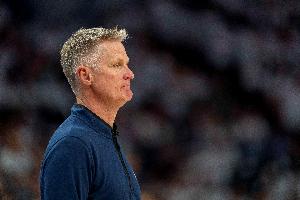 火眼金睛！TJD三分犯規(guī)&裁判回看沒有升級 科爾挑戰(zhàn)成功取消犯規(guī)