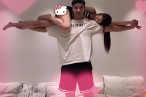 王增杰妻子曬十字舉秀恩愛：他的表情好像不太高興呢