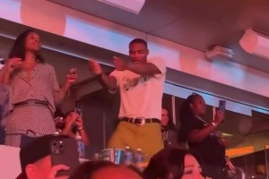 先嗨再說??威少攜妻子現(xiàn)身克里斯-布朗演唱會(huì)，大秀舞蹈天賦~