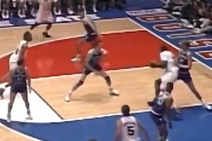 看起來玩得很開心??！小姐姐穿著裙子拖鞋和一群小男孩打球??