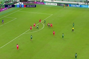 恩加德烏出現(xiàn)低級失誤，隨后球迷表達(dá)了強(qiáng)烈的不滿