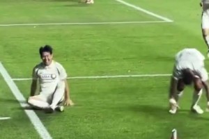 孫興慜戴帽太激動了，直接地上滾了一圈??