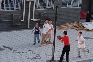 這個小區(qū)是不是應(yīng)該反思一下：為什么孩子打球沒有籃筐？????