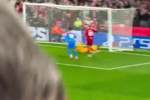 點燃安菲爾德！現(xiàn)場球迷各個角度拍攝范迪克補時絕殺！