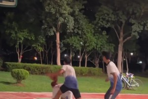 小伙你這是對人家妹子真下手啊，認(rèn)真的防守才是最好的尊重