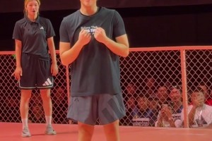 哈哈哈哈這個真跟我兄弟一模一樣，老是喜歡做這些動作