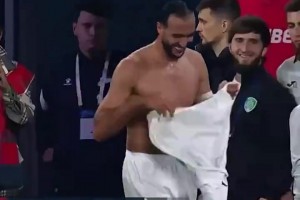 球員染紅離場把球衣送給球迷，判罰推翻后他又要回了球衣??