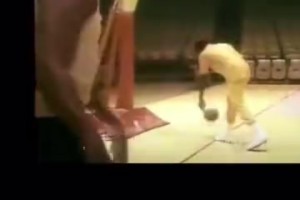 名場面！庫里全明星賽中場背投一擊即中震撼全場！