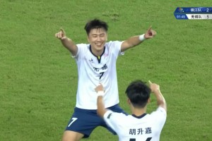 紅牌來了！宿遷隊(duì)球員楊碩背后鏟球犯規(guī)，兩黃變一紅被罰下