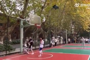 假如你是科比，關鍵球你會給詹姆斯還是杜蘭特？