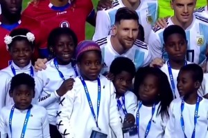 朱鵬宇頭腦清晰且冷靜，趴在那里沒(méi)動(dòng)甚至還在佩尼亞射門(mén)時(shí)低下頭