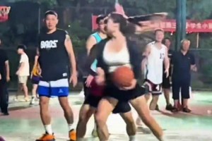 不知道該說(shuō)是妹子打球厲害，還是哥們防守沒(méi)上強(qiáng)度？??????