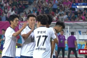 太惡劣了！蘇超蘇州隊球員徐睿惡意蹬踏徐州球員腹部被紅牌罰下