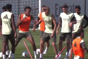 這……被綁架了就眨眨眼！奧利塞的“性感”廣告！