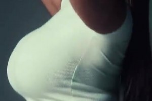 登哥開心得嘞！哈登看完女籃比賽，和兩位女籃球員分別擁抱！