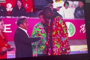 ????！宋小寶現(xiàn)場教學(xué)穿東北大花衣的追夢“瞅你那損色”~