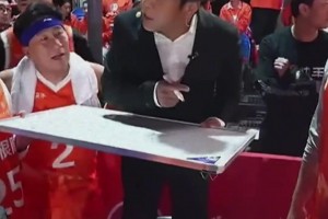 宋小寶當(dāng)教練是什么畫風(fēng)哈？被戰(zhàn)術(shù)板卡住 得站椅子上布置戰(zhàn)術(shù)~