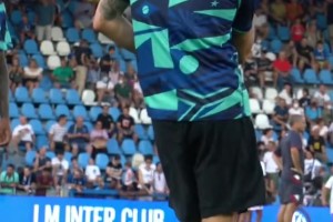 嗨過頭！因扎吉慘遭本方球員鎖頭暴擊，差點(diǎn)沒把老人家折騰壞了~