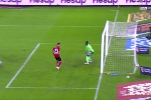 有責(zé)任嗎？特拉布宗體育丟球，對(duì)手遠(yuǎn)距離凌空斬奧納納沒(méi)做撲救！