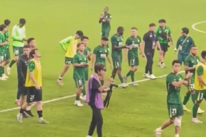 怒其不爭！國安球迷賽后怒斥球員：丟臉嗎？看看人家，看看你們！