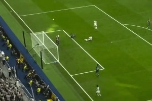 維尼修斯邊路爆趟妙傳姆巴佩，姆總錯(cuò)失良機(jī)倒頭就睡??